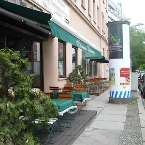 https://living-in-the-box.find-berlin-hotels.com